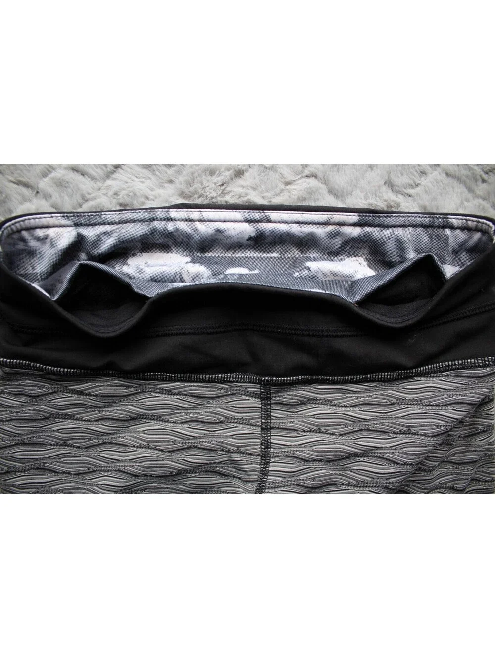 Lululemon  Black/Silver Textured Wave Run: Inspire Crop II All Luxtreme ~4~